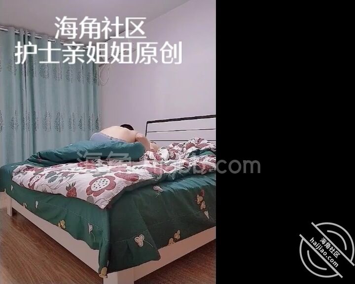 《姐弟乱伦》姐姐刚开始还是觉得有点不好意思当我埋下头慢慢的给姐姐舔出水后姐姐也就进入了状态玩了69式