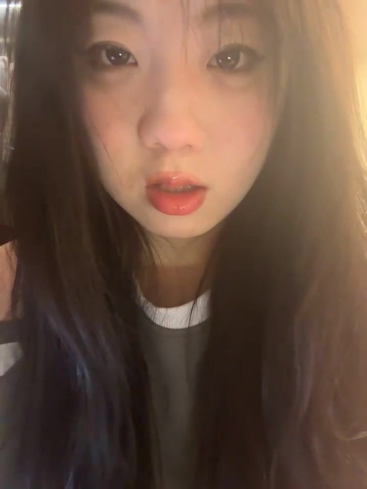stripchat来了一个极品【Olivia】童颜巨乳小萝莉，小小年纪懂得真多5
