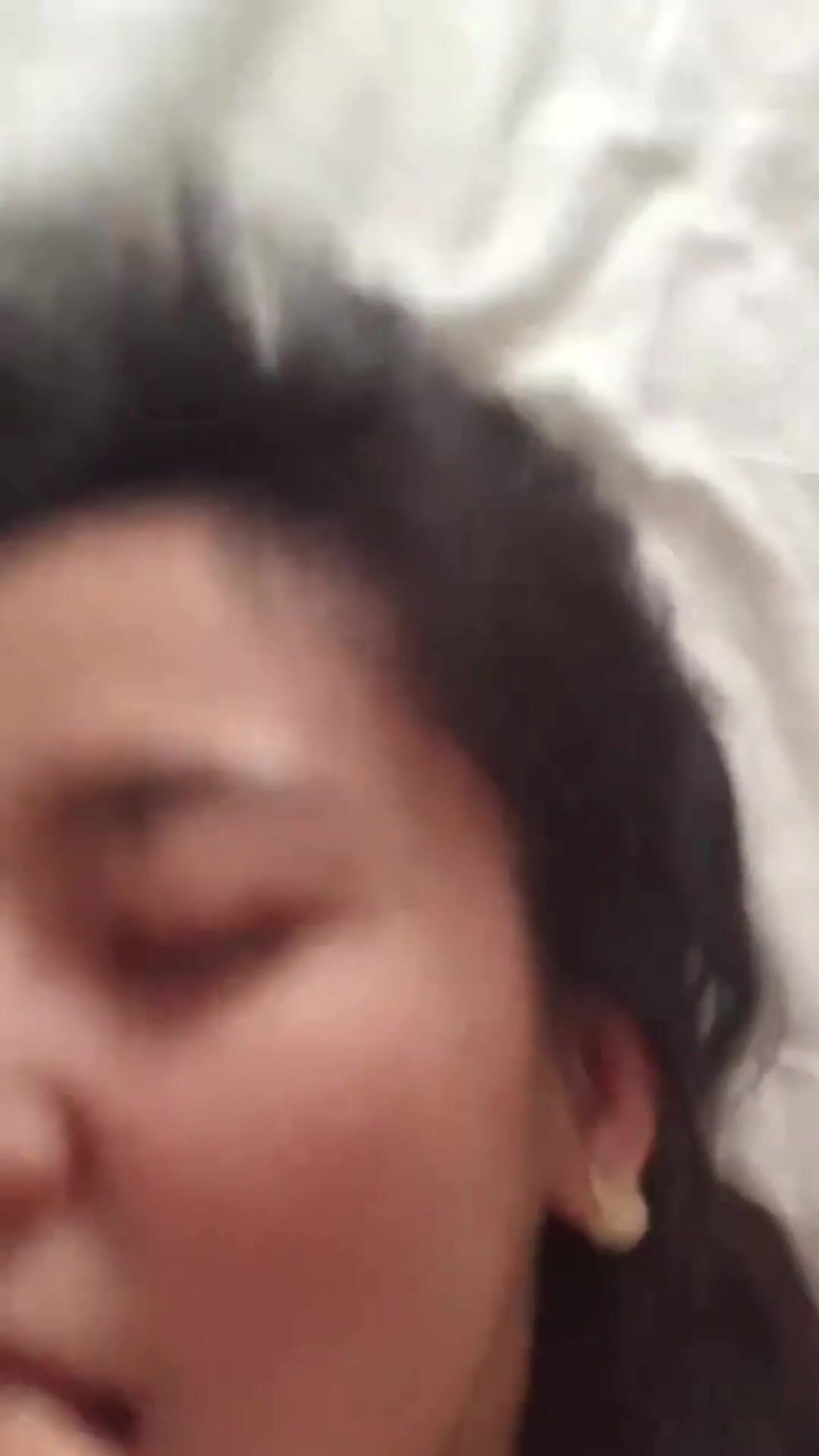 “操我，快点操我”“操你哪里？ “操我逼，快操我逼” 平日淑女 床上被操到翻白眼了还说快操她逼，淫语骚话 表情太骚了