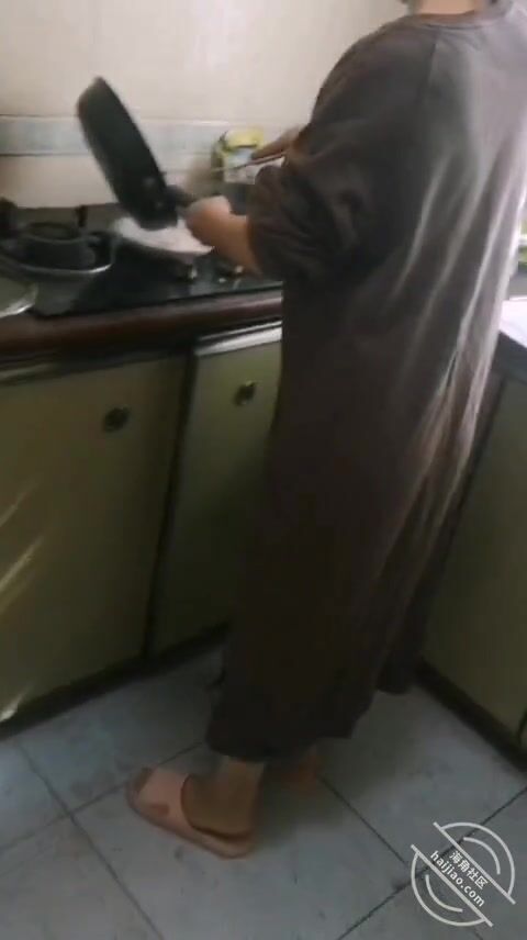 《母子乱伦》小伙趁刚离异风韵犹存的妈妈喝醉偷偷的操了她4
