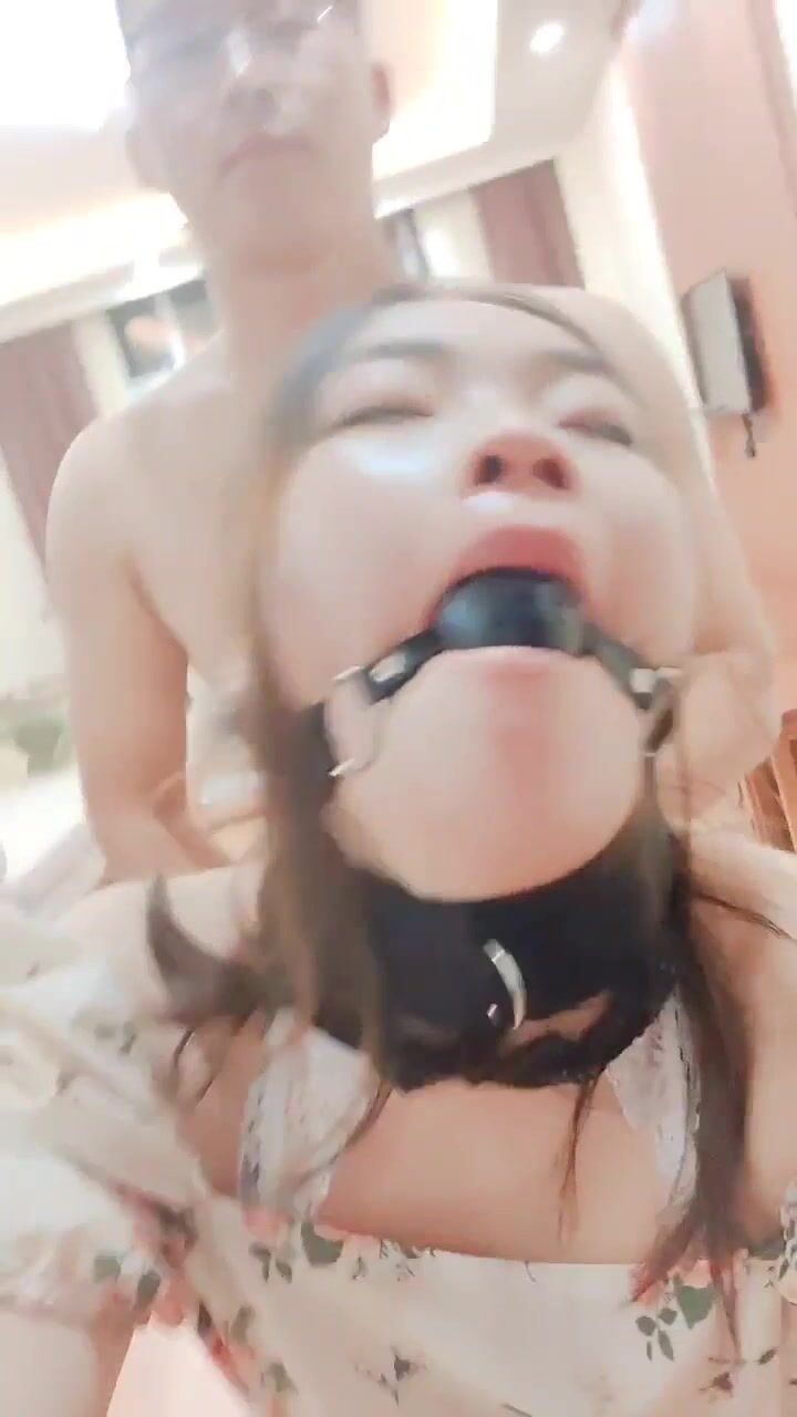 《百度云泄密》极品少妇和相好的在家里偷情穿上情趣丝袜和高跟鞋被各种道具玩B (2)