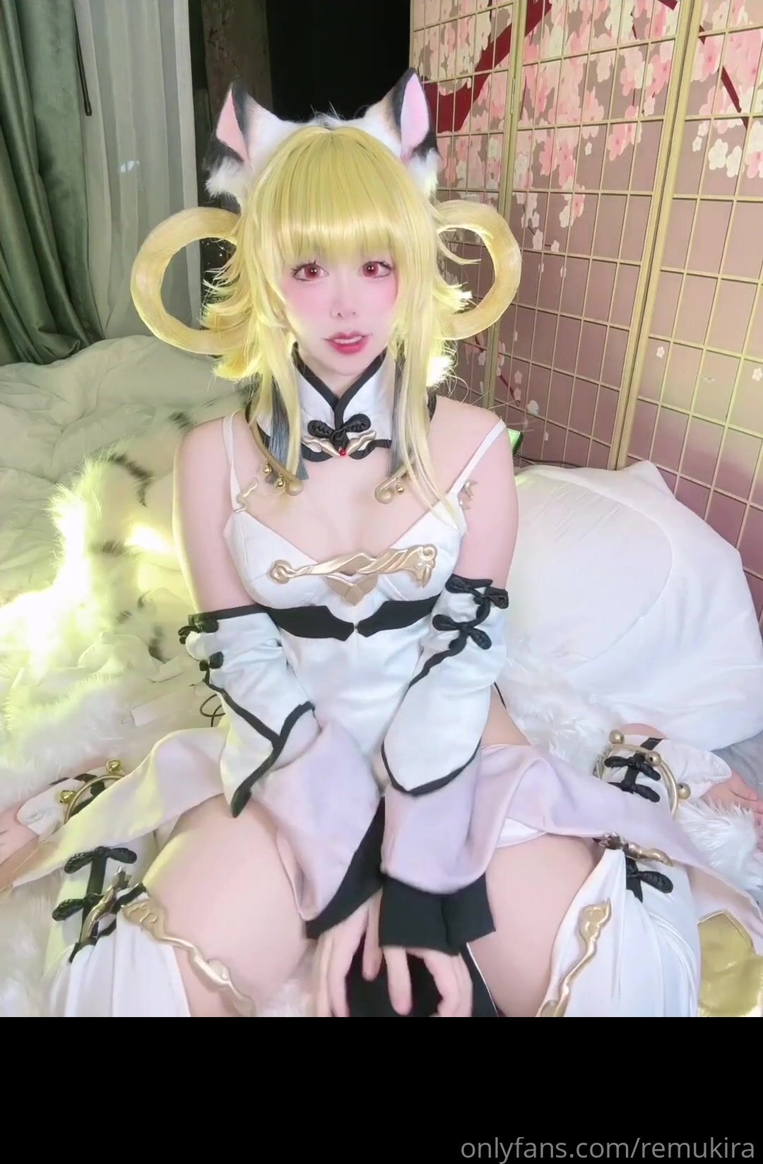 『remukira』露脸反差可爱萝莉 唯美COS童颜巨乳 身材极品！反差甜妹，谁顶的住啊！这小翘臀操起来肯定很爽 (2)
