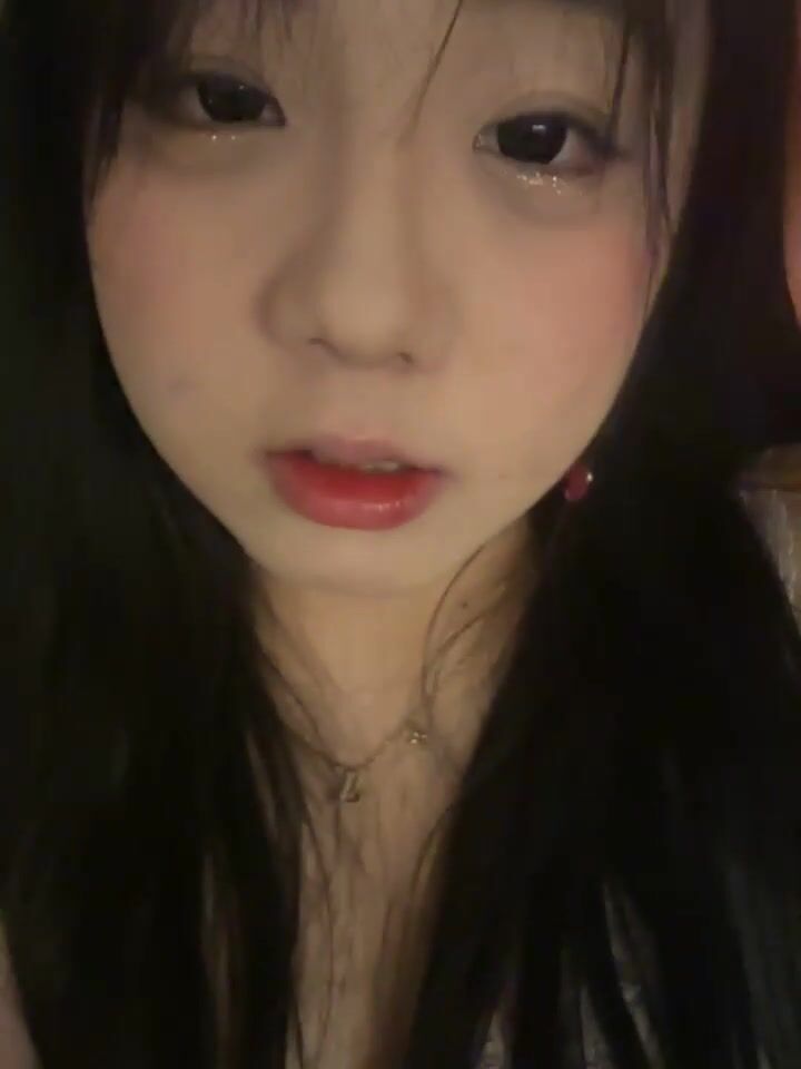 【Olivia】Stripchat来了一个极品，童颜巨乳，各种玩具琳琅满目缺个男人 (3)