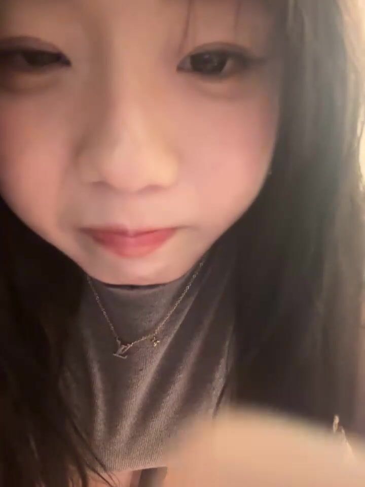 【Olivia】Stripchat来了一个极品，童颜巨乳小萝莉，男朋友调教的啥都懂 (2)