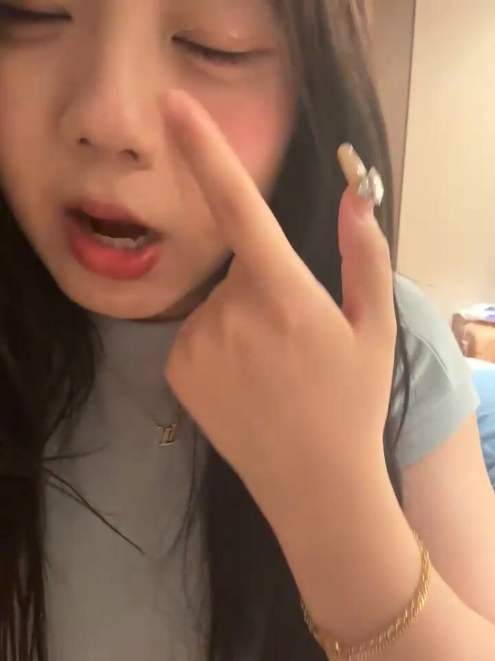【Olivia】Stripchat来了一个极品，童颜巨乳小萝莉，男朋友调教的啥都懂 (6)