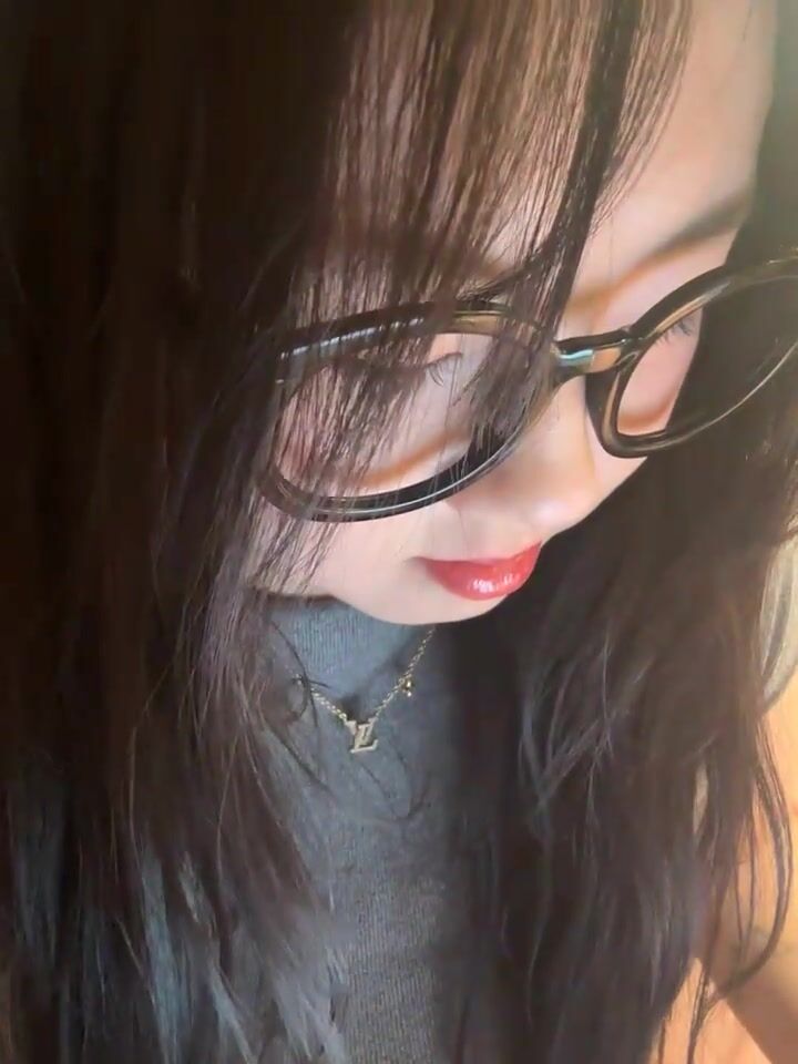 【Olivia】Stripchat来了一个极品，童颜巨乳小萝莉，小小年纪懂得真多 (3)