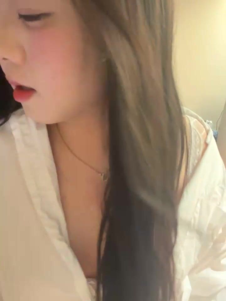 【Olivia】Stripchat来了一个极品，童颜巨乳，各种玩具琳琅满目缺个男人 (5)