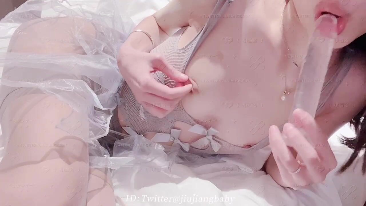 『小酒酱』风情万种性感女神 定制私拍娇嫩小屁眼白虎美穴同时玩弄 感觉要被撑爆了 看看女神私下是什么样 (1)