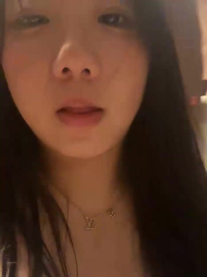 【Olivia】Stripchat来了一个极品，童颜巨乳小萝莉，男朋友调教的啥都懂 (5)