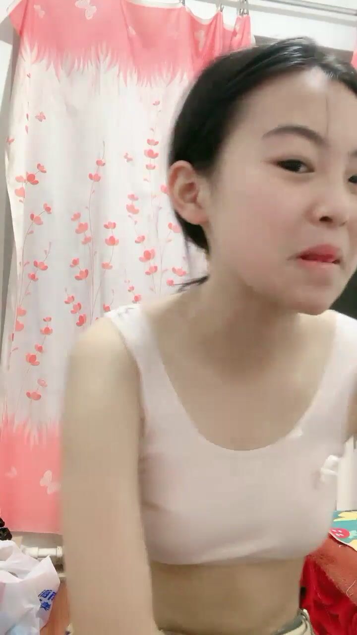 【05实习护士】新人实习小护士，下班在自己出租屋里，吃零食脱光裸聊 (3 