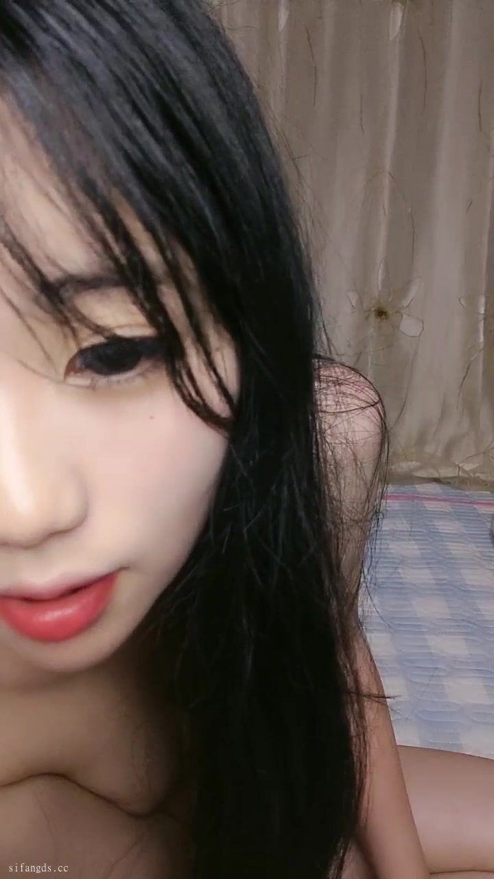 【06年小甜甜】新人学生妹刚下海，清纯漂亮小仙女，白花花的裸体骤然出现 (2)