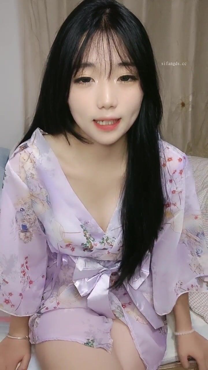 【06年小甜甜】新人学生妹刚下海，清纯漂亮小仙女，白花花的裸体骤然出现 (1)