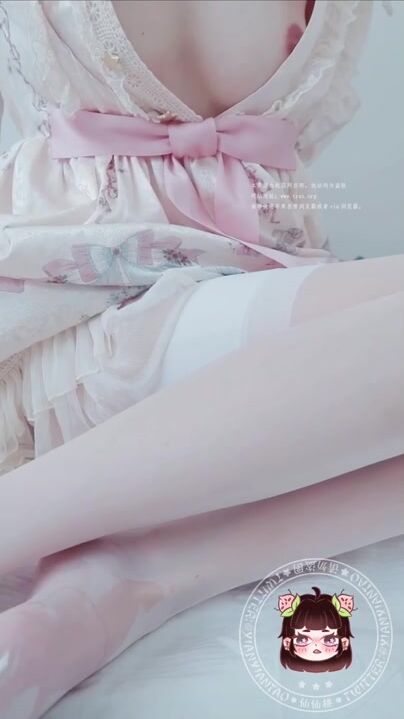 『仙仙桃』粉色洛丽塔清纯小仙女小姐姐 定制私拍唯美清纯反差 超嫩性感白虎穴水晶棒紫薇插出白浆 白丝萝莉小公主超可爱 (2)