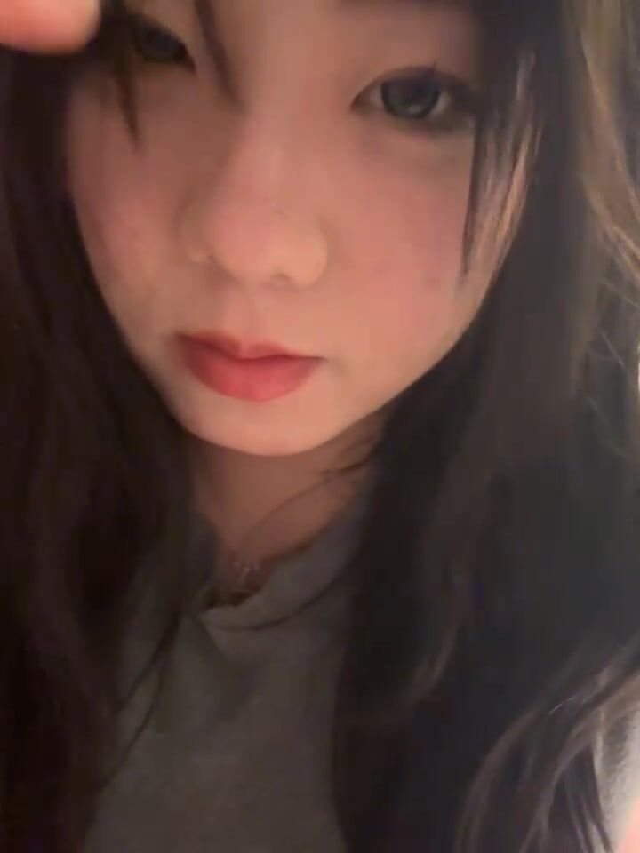 【Olivia】Stripchat来了一个极品，童颜巨乳，各种玩具琳琅满目缺个男人 (2)